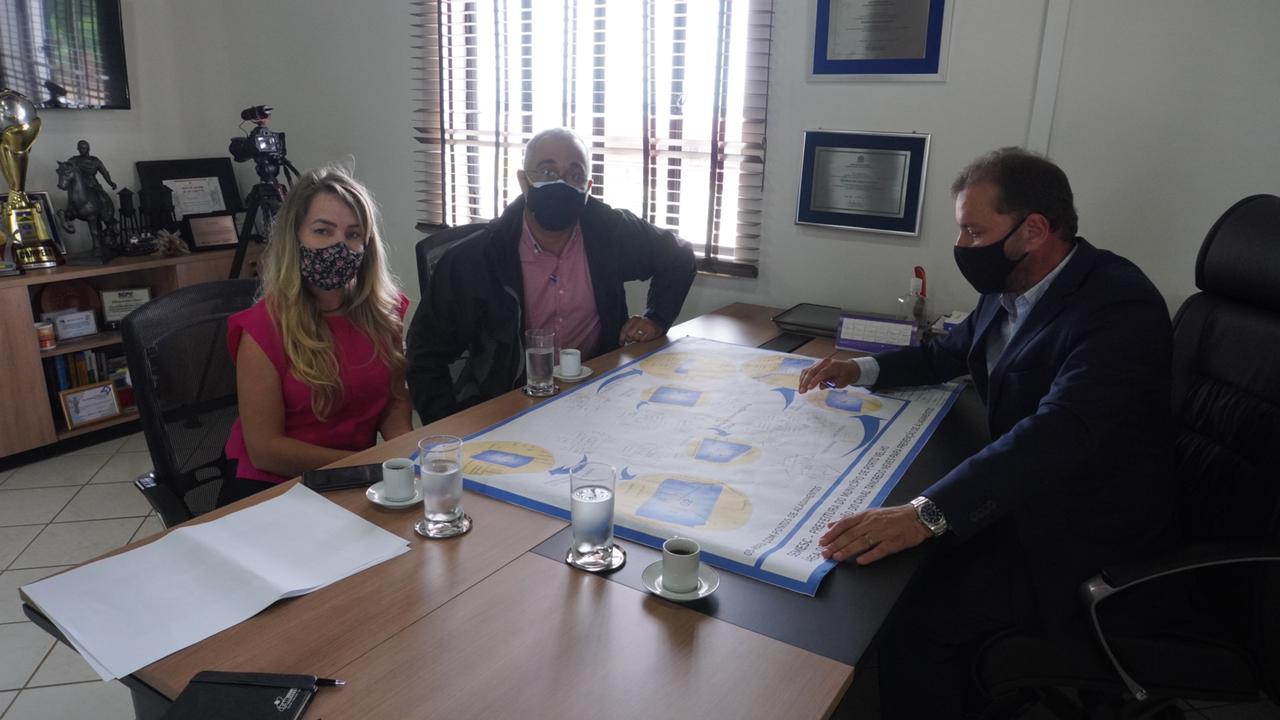 Hildon Chaves durante apresentação do plano de macrodrenagem em seu gabinete